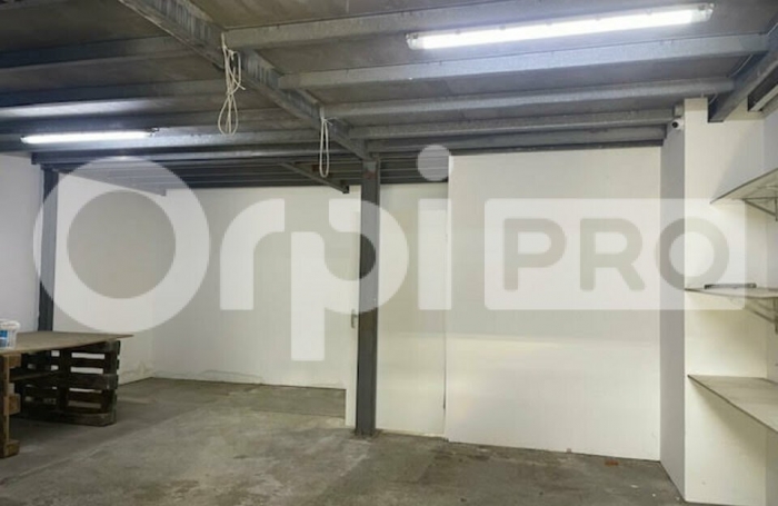 A LOUER AUX ABYMES AVEC BOUTAREL ORPI UN DEPOT D ENVIRON 80M2