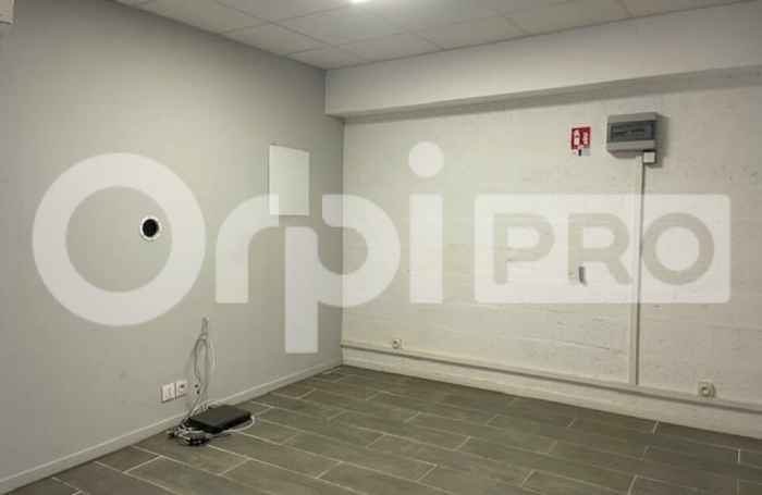 A LOUER AUX ABYMES AVEC BOUTAREL ORPI UN DEPOT D ENVIRON 80M2