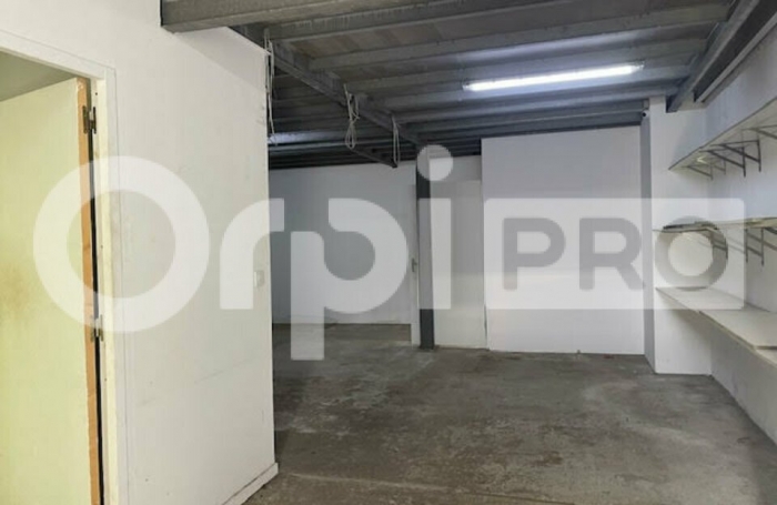A LOUER AUX ABYMES AVEC BOUTAREL ORPI UN DEPOT D ENVIRON 80M2