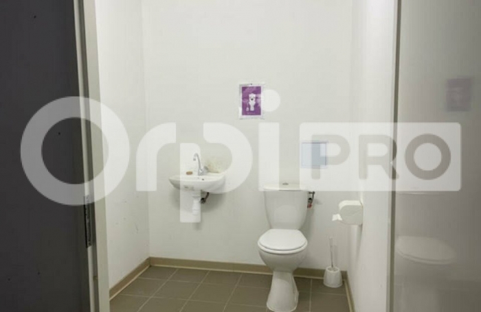 A LOUER AUX ABYMES AVEC BOUTAREL ORPI UN DEPOT D ENVIRON 80M2