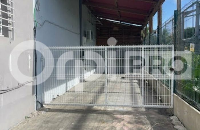 A LOUER AUX ABYMES AVEC BOUTAREL ORPI UN DEPOT D ENVIRON 80M2