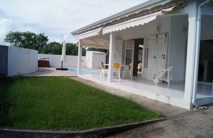 JOLIE VILLA F3 MEUBLEE AVEC PISCINE STE MARTHE