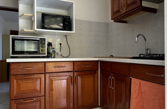 BOUILLANTE - APPARTEMENT meublé T2 à Poirier.