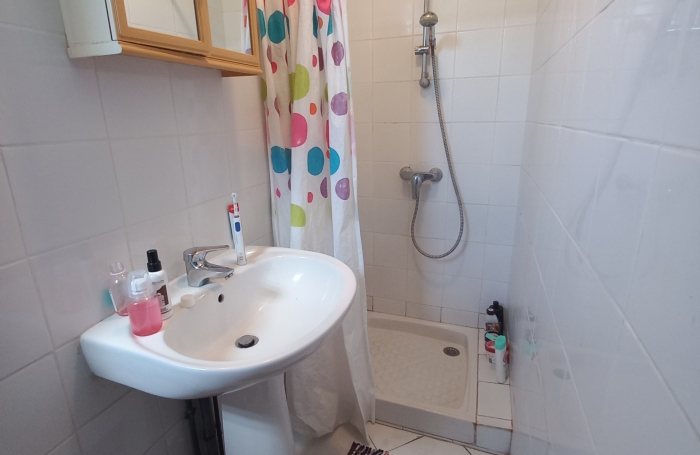 BOUILLANTE - APPARTEMENT meublé T2 à Poirier.