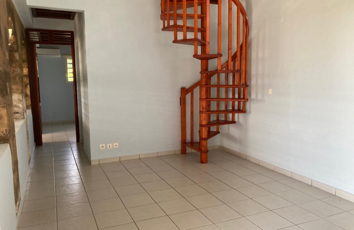 BAILLIF à louer   Maison duplex non meublée  2 chambres, environnement paisible