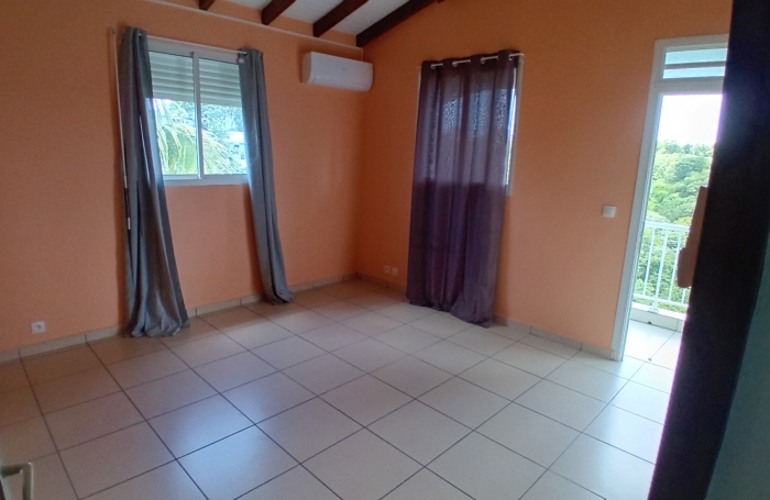LE GOSIER Haute de villa de type T4 97190