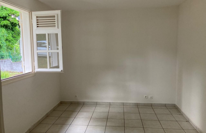 GOURBEYRE- maison individuelle T4 , terrasse et jardin clôturé