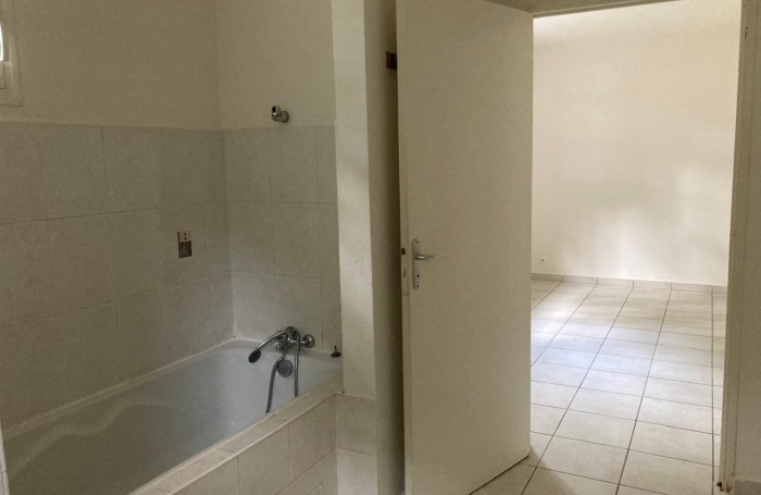 GOURBEYRE- maison individuelle T4 , terrasse et jardin clôturé