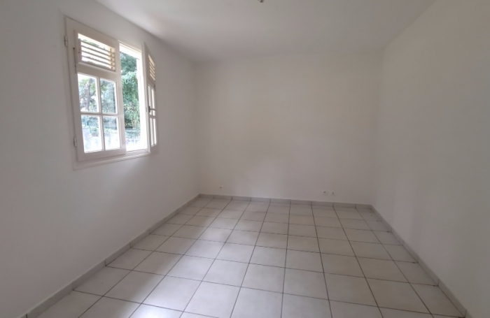 GOURBEYRE- maison individuelle T4 , terrasse et jardin clôturé