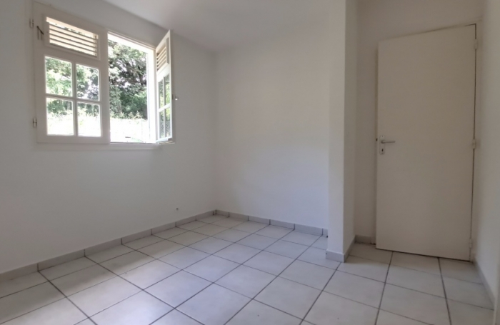 GOURBEYRE- maison individuelle T4 , terrasse et jardin clôturé