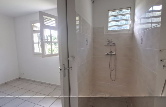 GOURBEYRE- maison individuelle T4 , terrasse et jardin clôturé