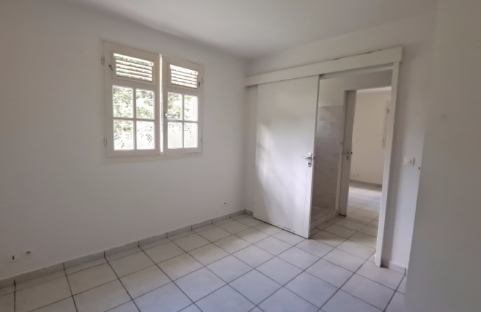 GOURBEYRE- maison individuelle T4 , terrasse et jardin clôturé