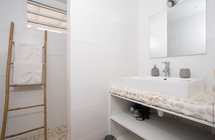 Bouillante Exceptionnel ensemble immobilier de 6 appartements avec Vue Imprenable sur la mer !