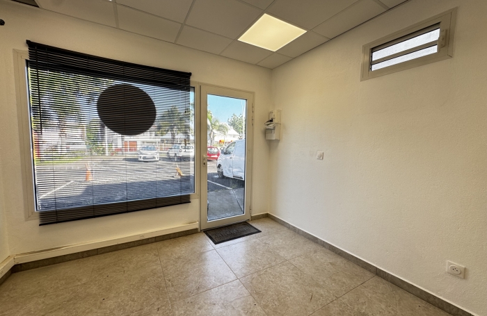 Local situé en centre ville des Abymes