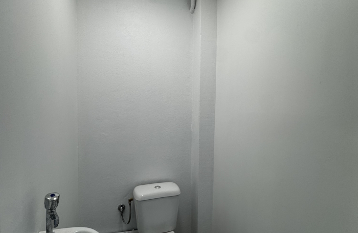 Local situé en centre ville des Abymes