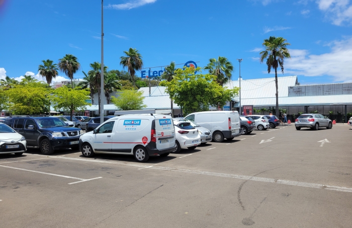 Emplacement génial : face au centre LECLERC un local de 57 m2 + terrasse 35 m2