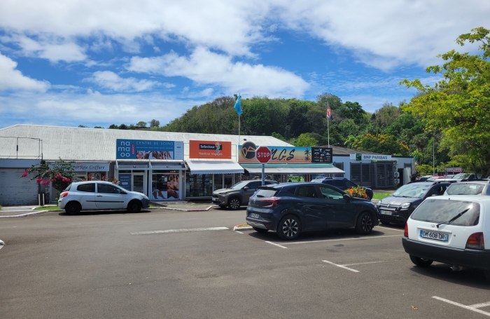 Emplacement génial : face au centre LECLERC un local de 57 m2 + terrasse 35 m2