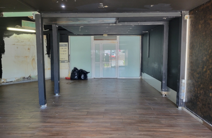 Emplacement génial : face au centre LECLERC un local de 57 m2 + terrasse 35 m2