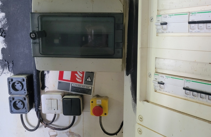 Emplacement génial : face au centre LECLERC un local de 57 m2 + terrasse 35 m2