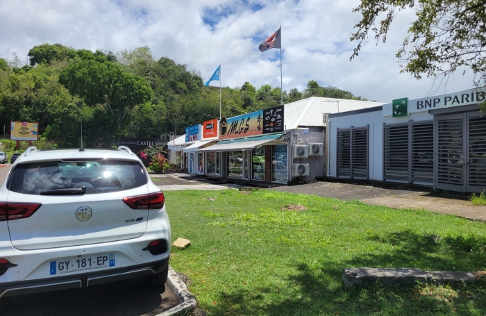 Emplacement génial : face au centre LECLERC un local de 57 m2 + terrasse 35 m2