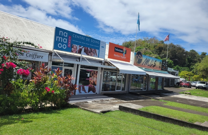 Emplacement génial : face au centre LECLERC un local de 57 m2 + terrasse 35 m2