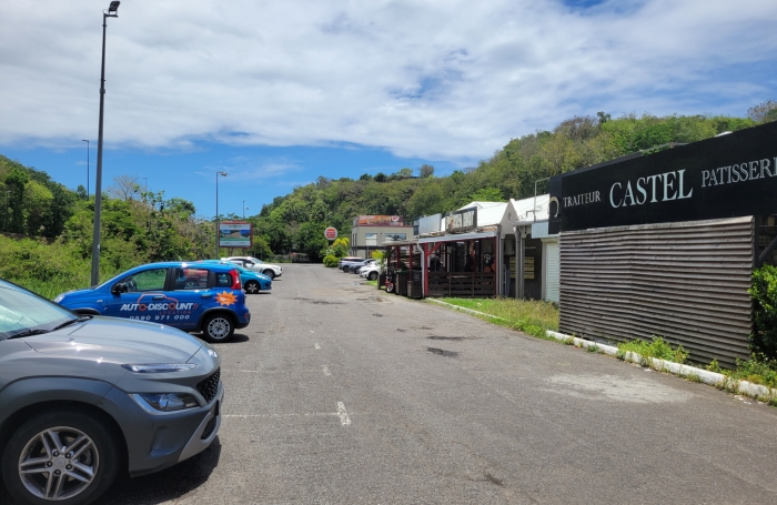 Emplacement génial : face au centre LECLERC un local de 57 m2 + terrasse 35 m2