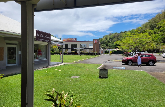 Emplacement génial : face au centre LECLERC un local de 57 m2 + terrasse 35 m2
