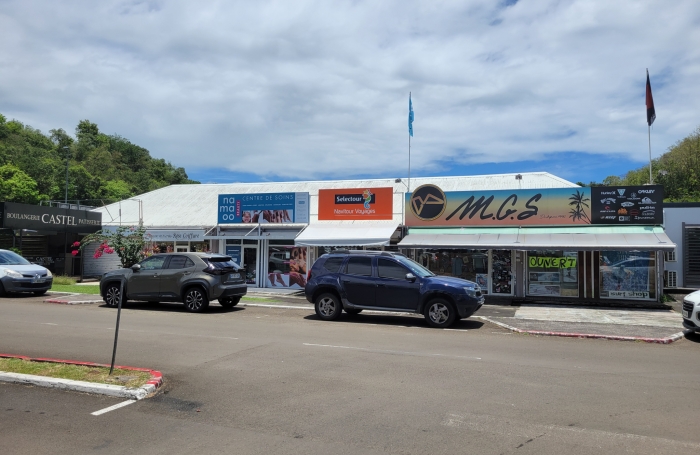 Emplacement génial : face au centre LECLERC un local de 57 m2 + terrasse 35 m2