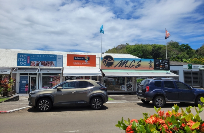 Emplacement génial : face au centre LECLERC un local de 57 m2 + terrasse 35 m2
