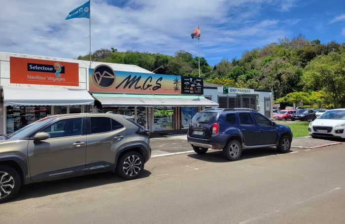 Emplacement génial : face au centre LECLERC un local de 57 m2 + terrasse 35 m2