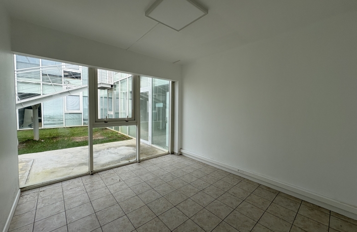 LOCAL COMMERCIAL 200M2  ZONE ARNOUVILLE