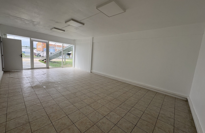 LOCAL COMMERCIAL 200M2  ZONE ARNOUVILLE