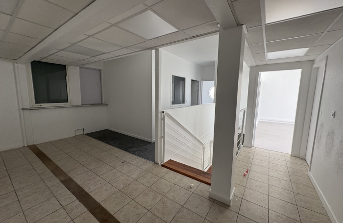 LOCAL COMMERCIAL 200M2  ZONE ARNOUVILLE