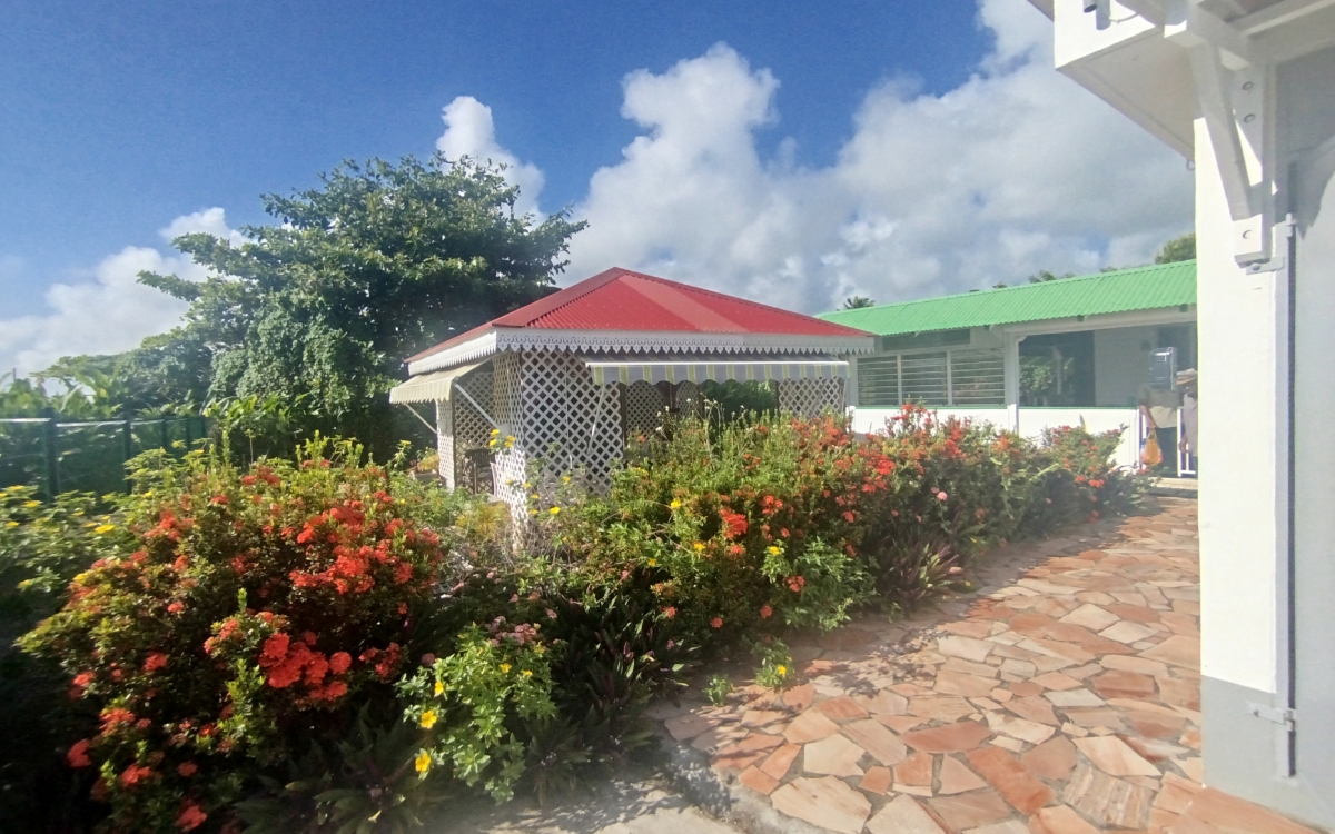 maison 250m2 4 chambres 2 sdb 1598m2terrain + carbet 340000€