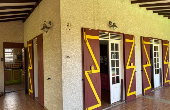 Saint-Claude, Villa T5 Piscine, Studio et Bungalow