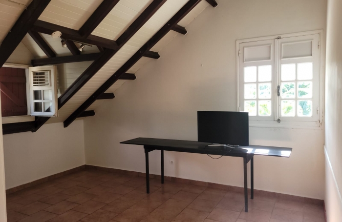 Saint-Claude, Villa T5 Piscine, Studio et Bungalow