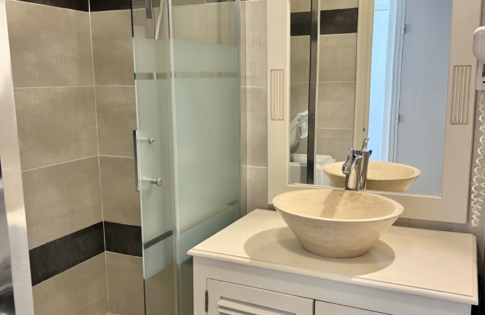 APPARTEMENT ANSE DES ROCHERS JOLIE VUE MER ET PISCINE