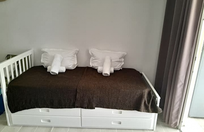 APPARTEMENT ANSE DES ROCHERS JOLIE VUE MER ET PISCINE