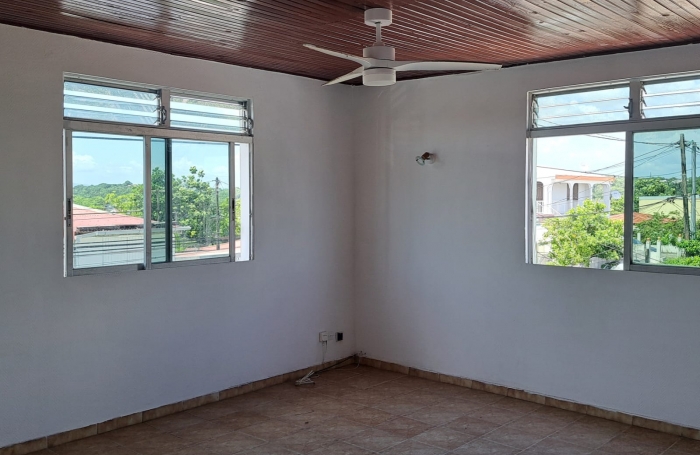 RARE - IMMEUBLE DE RAPPORT DANS LE CENTRE DU GOSIER