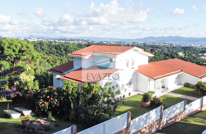 Villa 325m2 sur 2 niveaux - 8 chambres- Vue Mer - SCHOELCHER