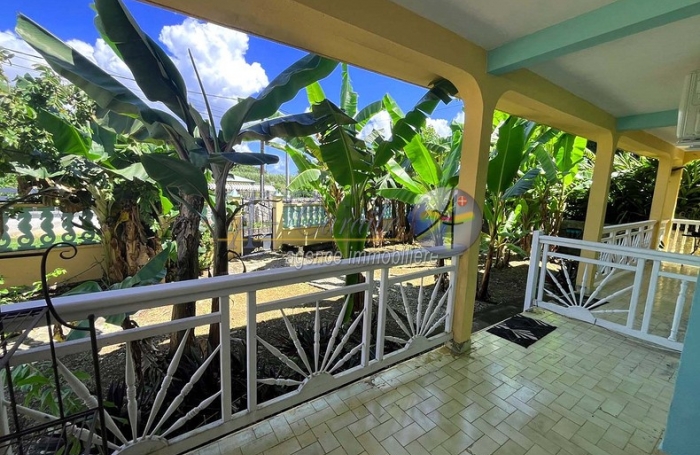 Maison familiale d'architecture créole sur deux niveaux - Trois logements indépendants