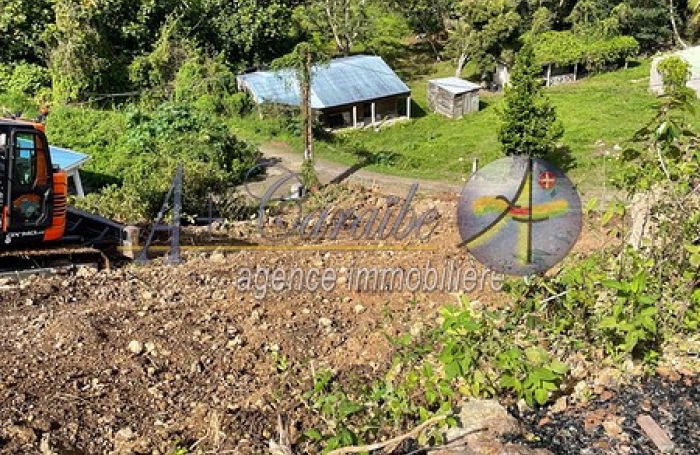 Terrain constructible 860 m2   Calme, verdure et fort potentiel