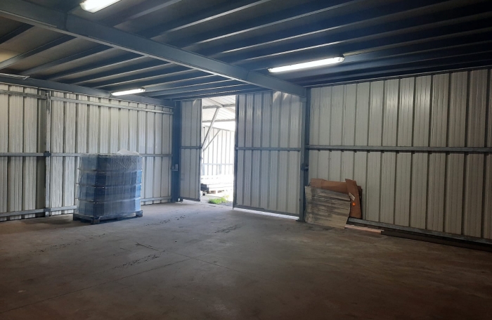 &Agrave; louer - D&eacute;p&ocirc;t 80 m2 - Jarry