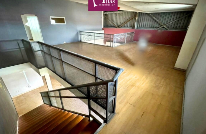 &Agrave; LOUER LOCAL COMMERCIAL DE 260 M2 DANS LA ZAC DE NOLIVIER &Agrave; STE-ROSE