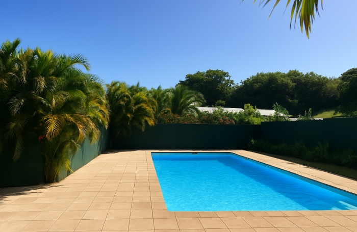 A VENDRE en exclusivit&eacute; - appartement T3 avec jardin dans r&eacute;sidence avec piscine au LAMENTIN