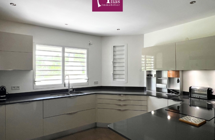 &Agrave; louer - Villa F6 meubl&eacute;e de 216m2 + Bungalow - Castel, Lamentin