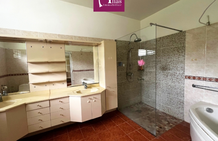 &Agrave; louer - Villa F6 meubl&eacute;e de 216m2 + Bungalow - Castel, Lamentin