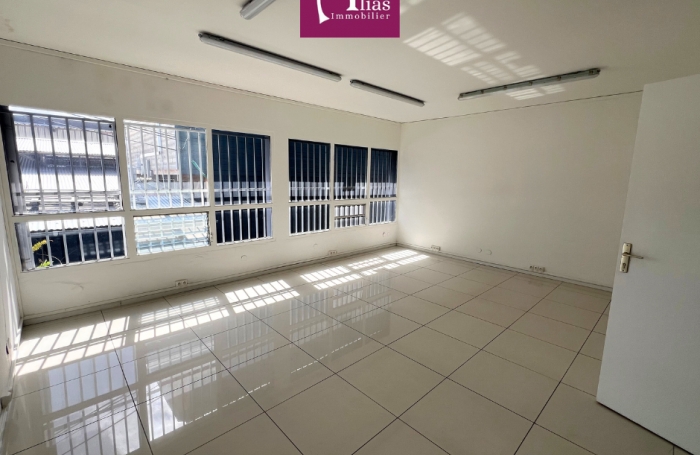 &Agrave; louer - Local de 85m2 - Premier &eacute;tage - Jarry