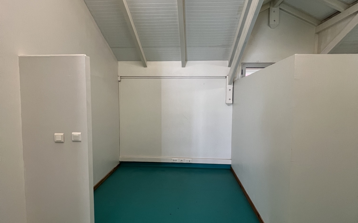 Local professionnel au 3ᵉ étage avec ascenseur