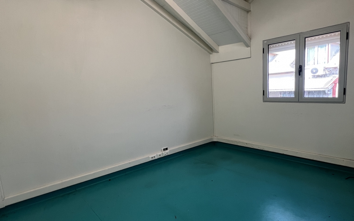 Local professionnel au 3ᵉ étage avec ascenseur